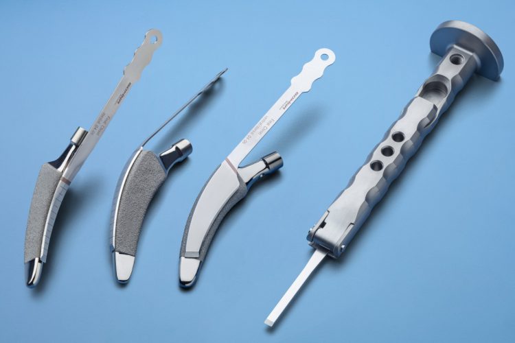 erschillende chirurgische instrumenten uit de heup-extractieset met flexibele beitels, gepresenteerd op een witte achtergrond, beschikbaar op HB Medical.